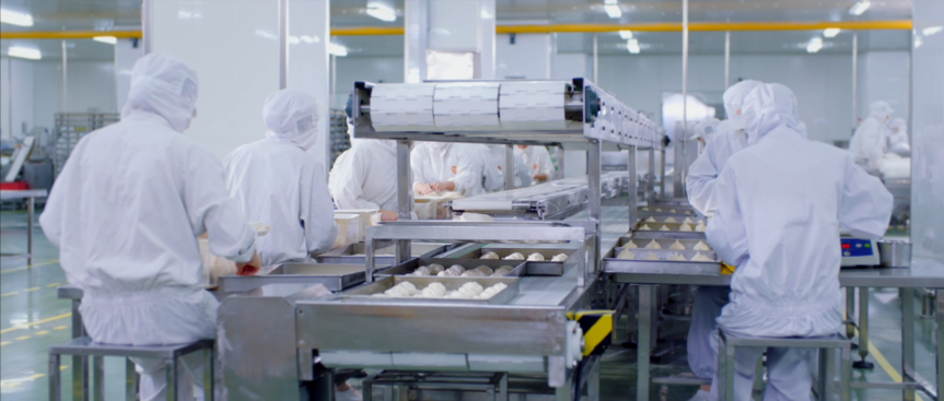 為保證標準化,規(guī)模化生產(chǎn),巴比食品花重金在上海建成透明中式面點生產(chǎn)